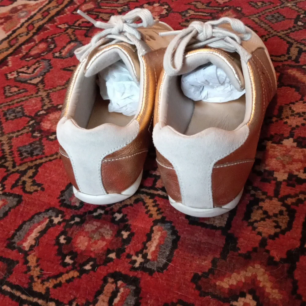 Like New! Coach 26 Reina Metalic Gold Low Cut Sneaker - Picture 5 of 7